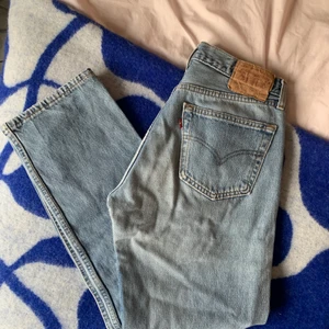 Levis 501 - Säljer dessa drööööömmiga jeans från Levis!!! Den perfekta tvätten och modellen! Det står ingen storlek men de passar mig som har S/M!
