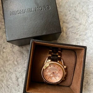 Michael Kors  - Säljer en jättefin Michael Kors klocka. Alla stenar finns på plats och inga repor i glaset. Mycket dyr i inköp så passa på att göra ett fynd. Skickar med spårbart 