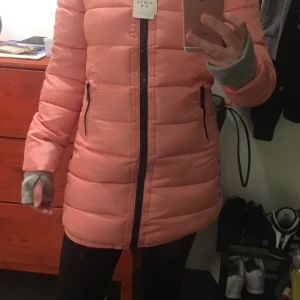 Hel ny jacka  - Helt ny jacka, säljes pågrund av felköp (julklapp) storlek S, 250 kr