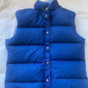 Vändbar väst - Snygg vändbar puffig väst! Två snygga blå nyanser! 