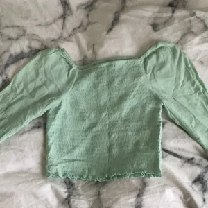 Grön blus från Kappahl 🤍 - Säljer nu min fina blus från Kappahl i storlek 152/XXS 🤍 Köptes för cirka 150kr för något år sedan på Kappahl och men är endast använd en gång! Skriv gärna om du är intresserad eller vill ha fler bilder på den! 