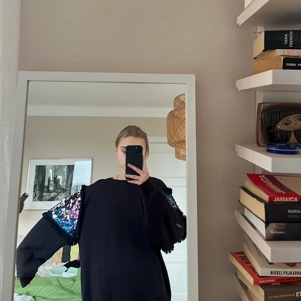 Snygg svart tjocktröja från mango. Blå lila och silvriga paljetter på ärmarna. Balongärmar. Storlek s-l, beror på hur man vill att den ska sitta! Betalning sker via Swish. Köparen står för frakt.. Neuletakit & Villapaidat.
