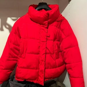 Röd vinterjacka!  - En jättesnygg röd vinterjacka köpt på Urban Outfitters! 