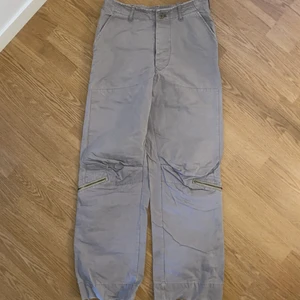 replay byxor  - Skit snygga cargo byxor från Replay. Är i en jättefin sand färg å har fickor längst ner med dragkedja. Är i väldigt bra skick i storlek 38.