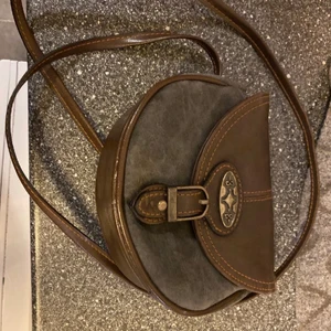 Väska - Säljer denna fina axelväska. Fint skick med justerbara band. Kom privat för fler bilder❤️