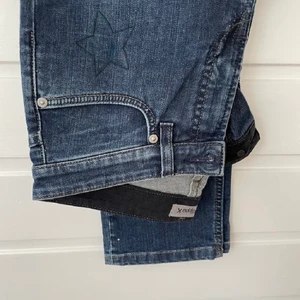 Lågmidjade jeans med stjärnor  - Säljer dessa snygga lågmidjade jeans från FILLIPA K i storlek 27, säljer pga att dom är för små för mig. Dom går lite över anklarna på mig som är 173⚡️ stjärnor på ena framfickan och ena backfickan❤️‍🔥🌟 skirv vid frågor eller intresse. Lånade bilder: melindaanderzon