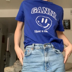 Ganni smiley T-shirt - Fin, nästintill oanvänd Ganni t-shirt i storlek L. Mycket fint skick! 