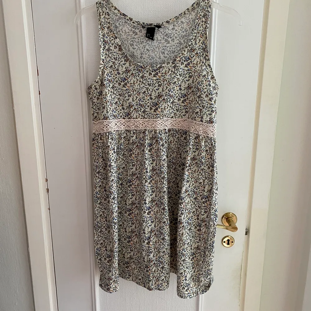Säljer denna söta klänningen från H&M. Storleken är S. 100% bomull. I fint skick.  . Klänningar.