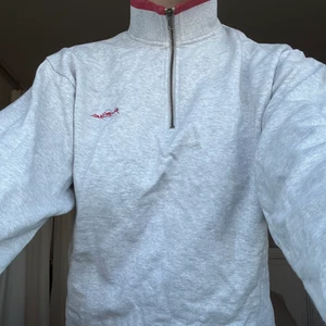 Zipptröja  - En snygg oversized zipp tröja men röd/rosa detaljer. Använd ett fåtal gånger bra skick.❤️❤️