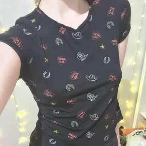 Western t-shirt från Pull&Bear - T-shirt med western-inspirerat mönster köpt på Pull&Bear i London 🌟 Välanvänd men den saknar hål och är i fint skick!  🌸