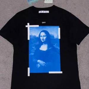 Off-White ”Mona Lisa” t-shirt  - Snygg och knappt använd off-white t-shirt. Skick 9/10 och sitter som en L-XL👍🏼 