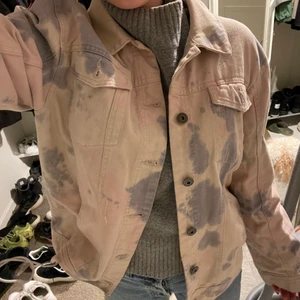 Camoflauge jacka - Jättefin och unik jacka från Brave Soul i ljusrosa/lila camouflage/tiedye mönster. Liknar quadre filles jackan lite i modell och utseende 😊 Minns inte strl men passar bra på XS-M beroende på hur man vill att den ska sitta 🌟 nypris 700kr, säljer för 200💗