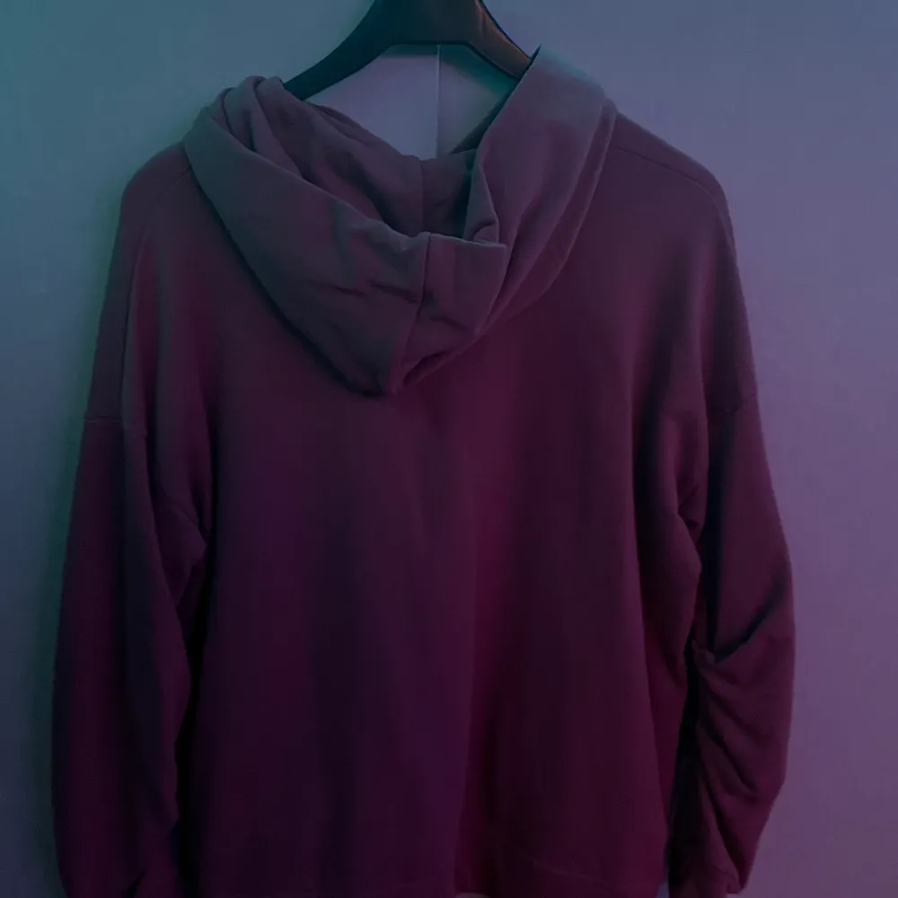 En rosa/ lila hoodie från NA-KD. Storlek S men passar mig med storlek L bra. Frakt tillkommer 💜⚡️🚚. Hoodies.