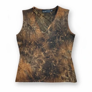 Tank Top - En unik y2k / bohemian inspirerad topp från KappAhl, storlek 38-40. Modellen använder vanligtvis storlek S-M och är 169cm. I toppenskick! 92% Polyester och 8% Elastan. Längd 53cm. Byst bredd 42cm. Spårbar frakt på 66kr är inräknad i priset.  