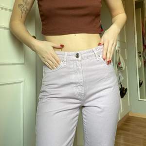Säljer ett par lila jeans från Gina Tricot som jag köpte förra året men de har inte kommit till användning! Färgen är mer lila än vad som syns på bilderna. skriv till mig om du har några frågor!💕