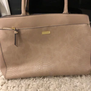 Don Donna Beverly handväska m datorfack - Helt ny väska aldrig använd. Ord pris 999kr