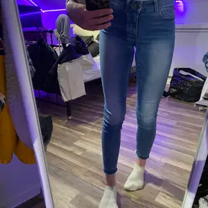 Blå jeans med ljus tvätt och sliten stil nedtill (se bild), knappt använda och bra passform. Är själv 174 cm lång och då är jeansen lite kort i benen. Storlek S