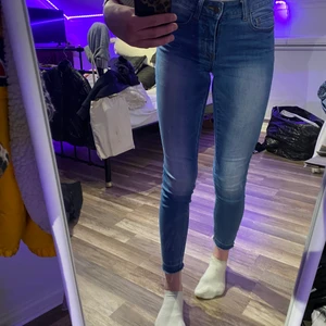 Blå jeans m ljus tvätt från pieces - Blå jeans med ljus tvätt och sliten stil nedtill (se bild), knappt använda och bra passform. Är själv 174 cm lång och då är jeansen lite kort i benen. Storlek S