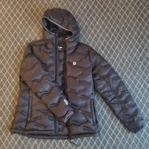 8848 Vinterjacka - Varm och bekväm vinterjacka i bra skick 🌸