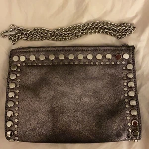 Zara väska - Superfin zara väska jag inte använt! Väskan finns inte kvar på hemsidan. Kontakta vid frågor och för bilder. (Köparen står för frakt) 💓