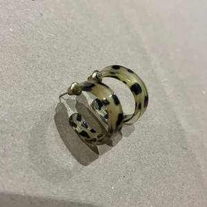 Örhängen - Oanvända örhängen med mönster. 💛