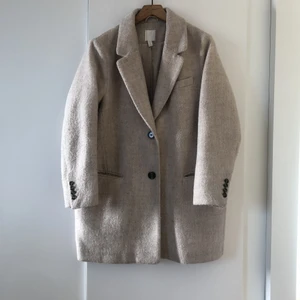 HM beige kappa - Beige kappa från Hm! I storlek L samt en boxigare modell! Jag är 170 och den går till lite över knäna! Snygg färg🥰