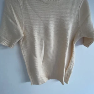 Stickad t-shirt  - Stickad vit t-shirt från zara