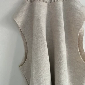 Stickad topp - Stickad topp med polokrage utan ärmar