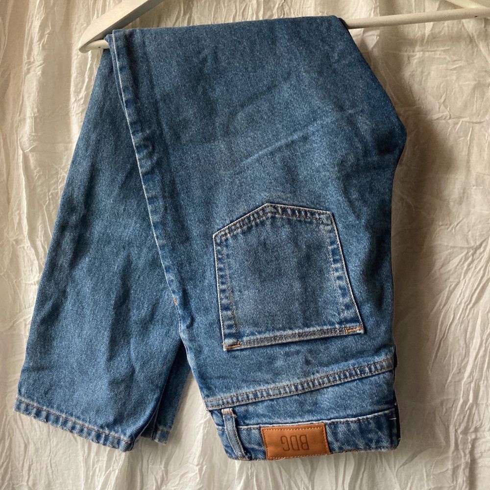 BDG mom vintage jeans från Urban Outfitters som är i bra skick och nypriset var 550kr! . Jeans & Byxor.