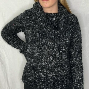 Stickad tröja - Kontakta oss via DM på vår Instagram @reloved_uf om du är intresserad!