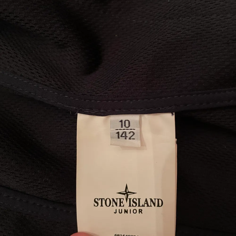 En Stone island Shell jacket junior. Storlek 142/10 år. Den är köpt på kiddies på Östermalm i Stockholm. Använd ett flertal gånger men ändå i jätte bra skick. Säljer den på grund av att den är för liten. Detta är ett äkta plagg. Färg marinblå. Nypris 2500 mitt pris 600kr. Jackor.