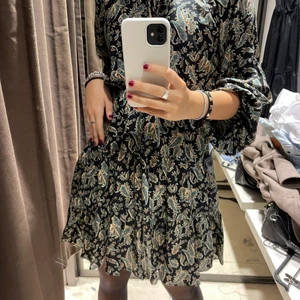 Zara klänning - Säljer min super fina klänning, använd Max 4 ggr och är så fin men har en liknande💕 nypris 434 men säljer för 300💕