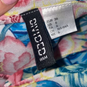 En croppad sommar tröja  - Knappt använt, men den är väldigt fin och verkligen så fina färger, det är storlek 36