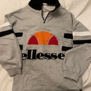 Ellesse tröja - Köpt secondhand för 330 kr och knappt använd sen dess. I bra skick. Storlek L men jag tycker den är liten i storleken och passar mig som normalt har S