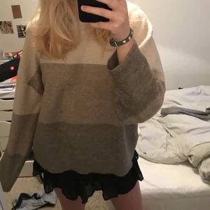 Stickad tröja  - Stickad jätteskön tröja i olika färger, i fint skick💕 passar S/M