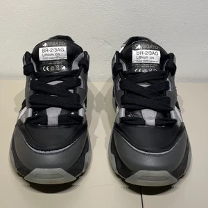 Axel arigato - Cartfish lo black från Axel Arigato, köpta på Axel Arigatos sampel sale i Stockholm! Otroligt fina men använder dem tyvärr aldrig, kan båda mötas upp i Stockholm och frakta💖