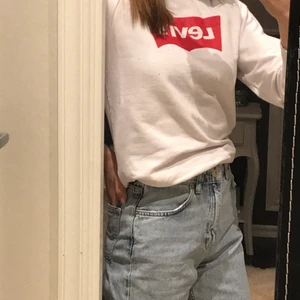 Levis - Vit Levis tröja. Utan luva. Använd 1 gång. Inga fläckar eller hål. St 152. Väldigt fint skick. Säljer pga för kort i armarna. 