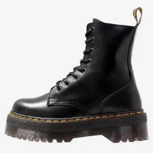 JADON- dr. Martens  - Köpta förra sommaren, de är för små för mig som vanligtvis har 39 o en fett bred fot:( köpta för typ 1800 om jag minns rätt. St 38!