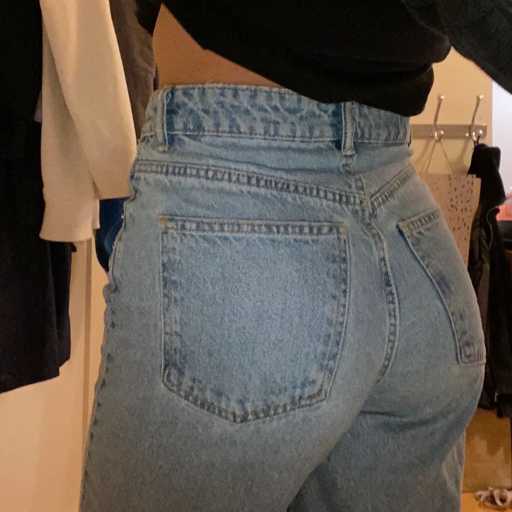 Detta är ett par jeans från Zara som nu är för små. Dem är använda fåtal gånger och är väldigt fräscha. Och är ljusblåa.. Jeans & Byxor.