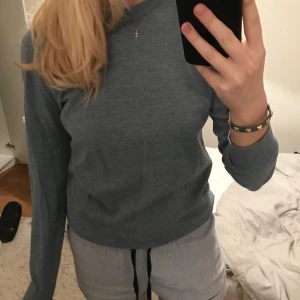 Blå tröja  - Blå stickad tröja i nyskick, storlek S💕