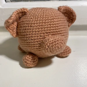 Virkad plushy gris handgjord<3 -  handgjord virkad gris med ullull stoppning. Cirka 10cm i diameter. Liten, mjuk och gosig. 