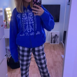 Rhinestone hoodie  - INTRESSEKOLL på min superfina klarblå hoodie från ”best yet to come” på instagram. Jag är rätt säker på att man inte kan köpa den på deras hemsida just för tillfället men jag kan även ha fel. Köpte den från deras hemsida för ca 600kr. Den är i storlek small men är ganska overzised. Relativt välanvänd men i väldigt bra skick. Buda gärna i kommentarerna och skriv om ni vill ha fler bilder💓💕