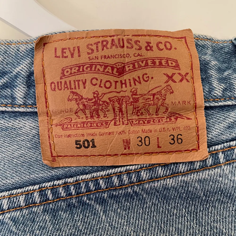 Only worn max 4 times because it didn’t fit me anymore. It’s in perfect condition. The size is W 30 L36 but the fit is quite tight. Original price ~1000kr. The inseam is 80 cm and the waist is 78 cm.. Jeans & Byxor.