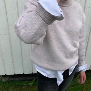 rosa stickad tröja, storlek S - Rosa stickad tröja i storlek S 💓 Använda men i fint skick. Säljer pga att jag inte använder den. Köparen står för frakten. 