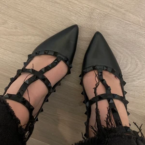 Klackskor med nitar - Sjukt snygga klackar med nitar som tyvärr inte kommit till användning, strlk 40 men passar även mig med 39, väldigt lika valentino rockstud caged pump 🤩 snygga till vida byxor!
