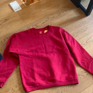 Plain röd tröja - Oanvänd från beyond, känns som bra matrial inga noppor riktigt fint skick sitter som M 