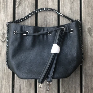 Väska  - Helt oanvänd, följer med en axelband ifall du vill ha den längre!