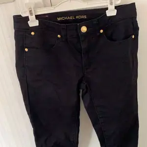 svarta Michael kors jeans i storlek 0 / 25 / xxs - xs . De är köpta för 1700kr