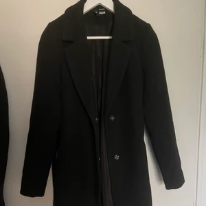 Svart vinterkappa - Svart vinterkappa från hm💕 använd endast 1 vinter då och då och är i jättebra skick💕 köpte för cirka 900kr