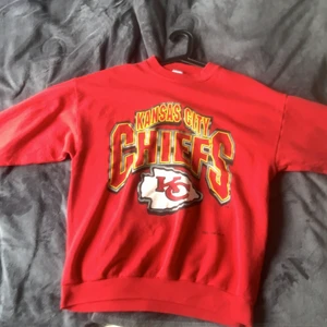 Thrifted oversized sweatshirt - Säljer min oversized sweatshirt från NHE vintage! Står L på prislappen men skulle säga att det är mer en M 😊